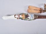 une pipe blanche avec un manche marron et un manche marron