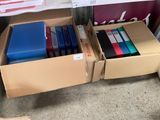 deux cartons de classeurs posés par terre l'un à côté de l'autre