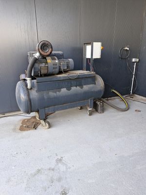 un compresseur d'air posé au milieu d'une pièce