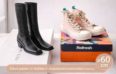 deux paires de chaussures noires et blanches posées sur une boîte