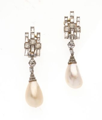 une paire de boucles d'oreilles en perles et diamants