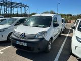 plusieurs voitures garées les unes à côté des autres dans un parking