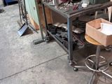 une photo d'un espace de travail avec une table et des tabourets