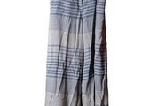 un pantalon rayé blanc et bleu suspendu à un cintre