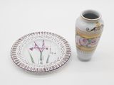 un vase et une assiette posés l'un à côté de l'autre sur une table