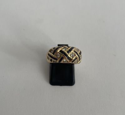 une bague en or sertie de diamants, posée sur un socle noir