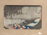 une photo d'une photo montrant des gens sous la pluie