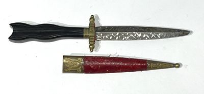 ASIE. Dague, manche en ébène mouluré.