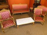 plusieurs chaises et une table dans une pièce aux murs orange