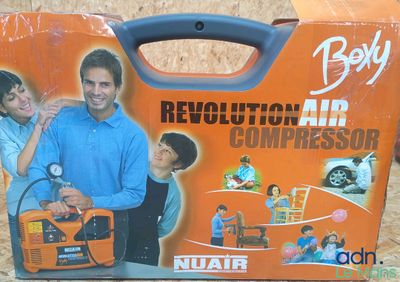 une boîte sur laquelle figure l'image d'un homme tenant un compresseur