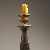 Paire de bougeoirs en bronze à patine dorée et brune (usures… (photo 2)