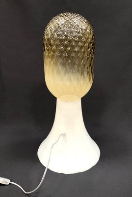 une lampe posée sur une table à fond noir