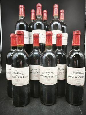 six bouteilles de vin sont alignées sur une table