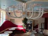 un grand lustre suspendu au plafond d'un restaurant