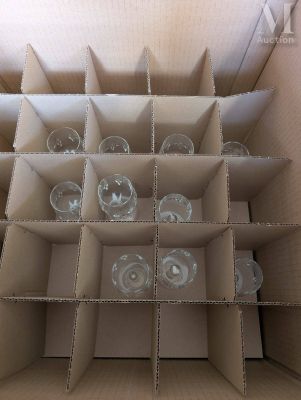 une boîte en carton contenant des verres à vin vides