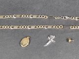 une photo montrant un collier, un bracelet et d'autres bijoux posés sur une table