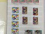 la photo d'un livre sur lequel sont apposés des timbres