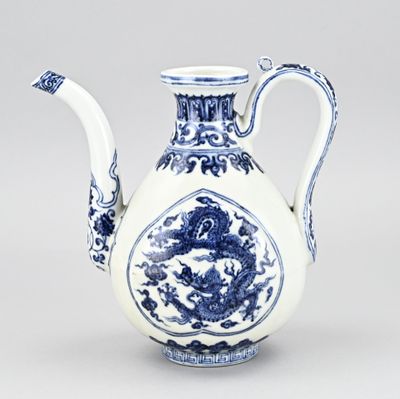 un vase bleu et blanc orné d'un dragon