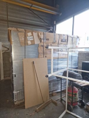 une pièce où il y a beaucoup de cartons par terre