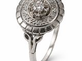 gros plan d'une bague en diamant sur fond blanc