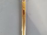 un stylo en or posé sur une table