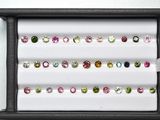une photo d'une vitrine contenant de nombreuses pierres de différentes couleurs