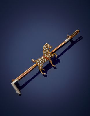 une broche en forme de papillon en or et diamants sur fond bleu