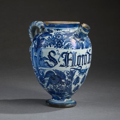 un vase bleu et blanc avec un oiseau dessus