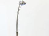 un lampadaire posé sur une table sur laquelle se trouve un ordinateur portable
