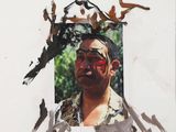 une photo d'un homme avec un oiseau sur la tête