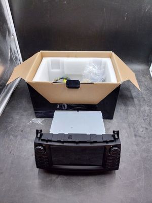 une boîte contenant un ordinateur portable, posée par terre