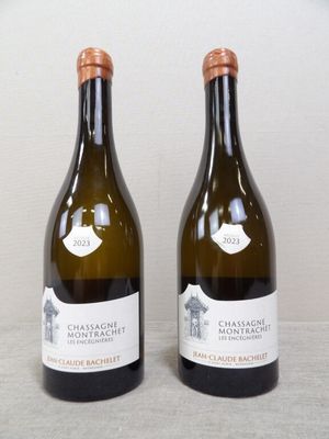 deux bouteilles de vin posées l'une à côté de l'autre sur une table