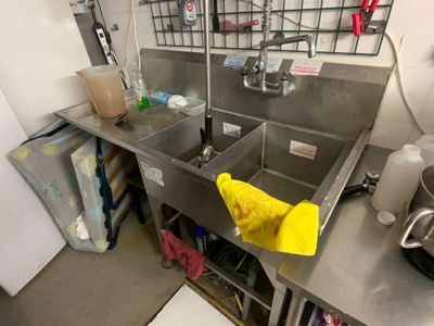 Une plonge inox deux bacs Lieu : SUR DESIGNATION AUCHAN MART…