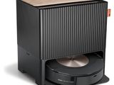 une enceinte noire posée sur une table en bois