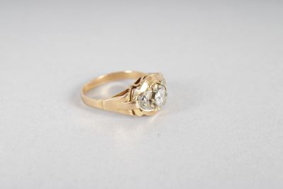 bgue en or jaune sertie d'une pierre blanche. Poinçon tête d… - Photo 1