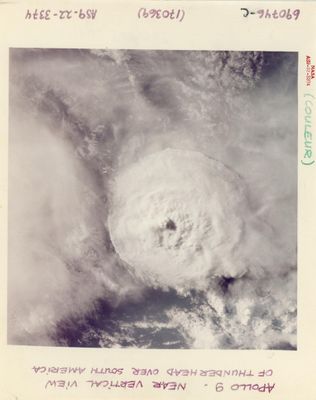 une vieille photo d'un ouragan en mer, accompagnée d'une photo en noir et blanc de celui-ci