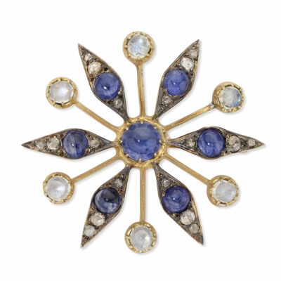 un gros plan d'une broche bleue et blanche sur fond blanc