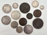 un assortiment de vieilles pièces de monnaie sur un fond blanc