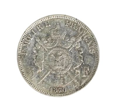 Gros plan sur une pièce d'argent ornée d'une couronne