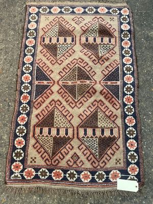un tapis à motifs posé par terre