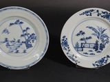 deux assiettes ornées de motifs bleus et blancs, posées sur une table