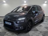 La Citroën grise est garée sur un sol à damier dans un garage.