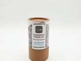 un gros plan d'une tasse avec un couvercle marron sur fond blanc
