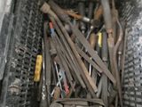 un panier rempli d'outils posé par terre