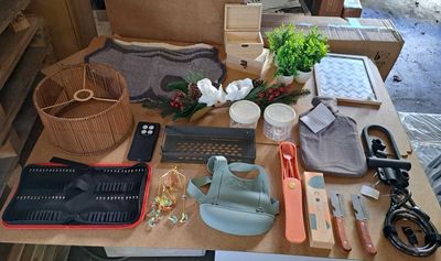 une table sur laquelle se trouvent de nombreux objets