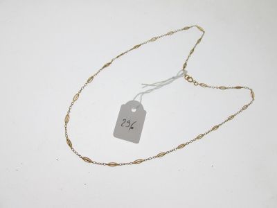 gros plan d'un collier auquel est attachée une étiquette