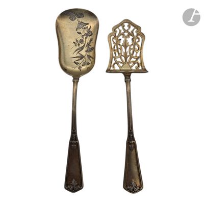 paire de cuillères anciennes en argent ornées d'un motif d'oiseaux et de fleurs