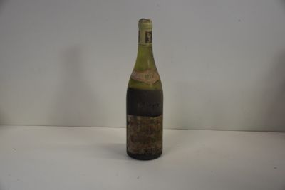 une bouteille de vin posée sur une table