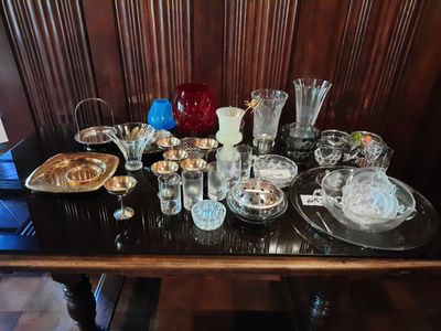 une table sur laquelle sont posés de nombreux verres