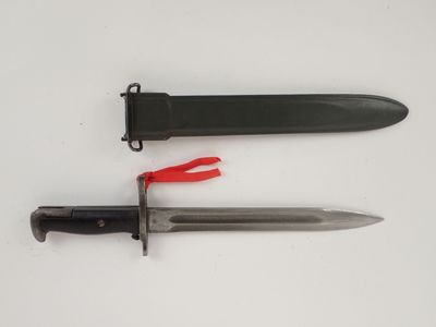 deux couteaux sont posés côte à côte sur une surface blanche